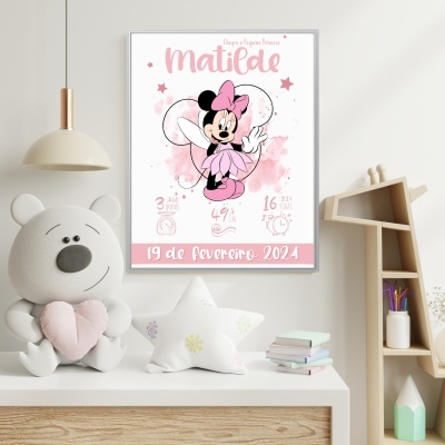 Póster infantil rosa da Minnie com informações do bebé e móveis claros de quarto de criança.