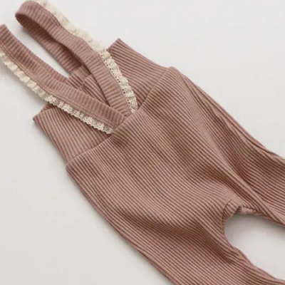 Macacão de bebé rosa claro com alças e renda