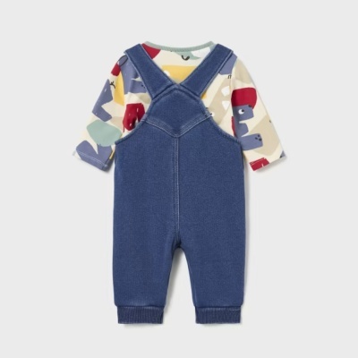 Conjunto de roupa de bebé com jardineiras azul jeans e camisola colorida abstrata