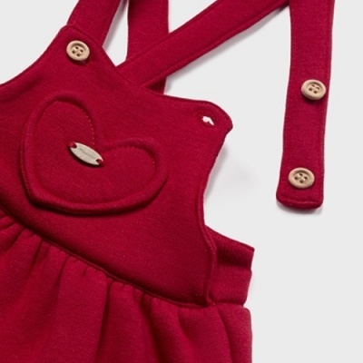 Vestido vermelho para criança com bolso em forma de coração e botões nas alças