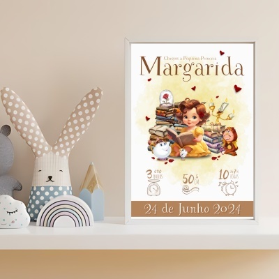 Póster infantil personalizado nome Margarida com ilustração colorida numa moldura branca em prateleira com brinquedos
