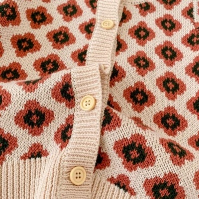 Cardigã de malha bege com padrão floral vermelho e preto e botões creme