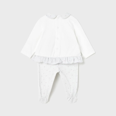 Conjunto de roupa para bebé branco com padrão de pequenas flores e gola com folhos