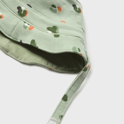 Chapéu verde claro com padrão de manchas coloridas e tira para prender