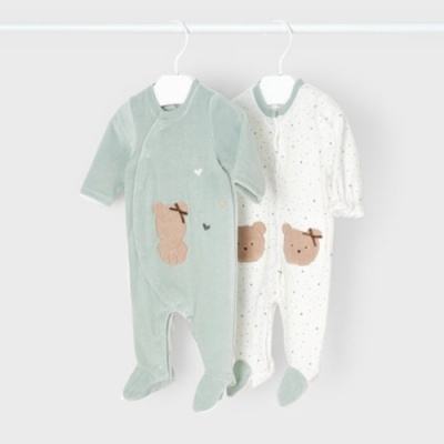 Dois macacões de bebé com pés, um verde e outro branco com padrões de ursos