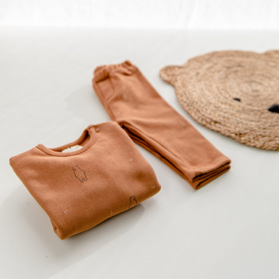 Conjunto roupa infantil castanho claro com desenhos de ursos e tapete urso palha