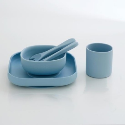 Conjunto de loiça infantil em silicone azul com prato, tigela, talheres e copo