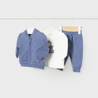 Conjunto de roupa de bebé azul e branca pendurado em cabides