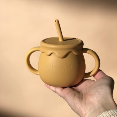 Caneca de silicone mostarda para crianças com tampa e canudo, dupla pega, com relevo da marca gloop!