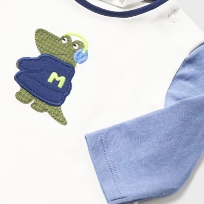 Camisola branca com mangas azul claro e aplicação de crocodilo com fones de ouvido