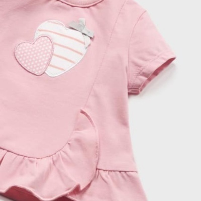 T-shirt cor-de-rosa de criança com corações e laço cinza