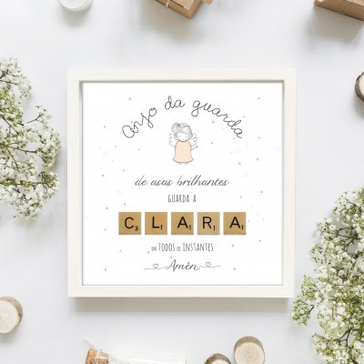 Quadro branco com texto e letras em pastilhas formando Clara com desenho de anjo
