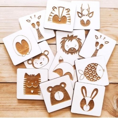 Quadrados de madeira com gravuras de animais em tons castanhos e bege