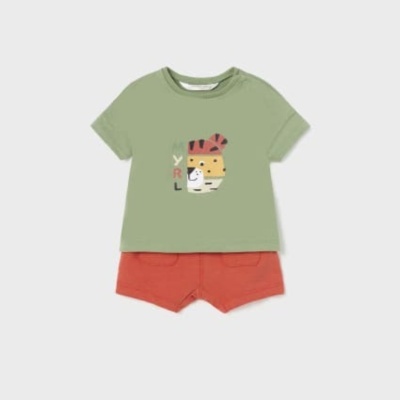Conjunto infantil com t-shirt verde e calções vermelhos