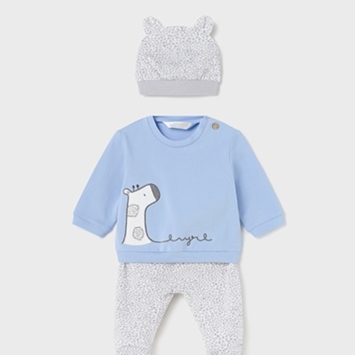 Conjunto de bebé azul claro com estampa de girafa e calças e gorro cinzento claro às pintas