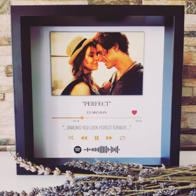 Moldura preta com foto de casal e detalhes da música 'Perfect' de Ed Sheeran