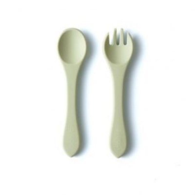 Colheres de plástico verde claro sobre fundo branco