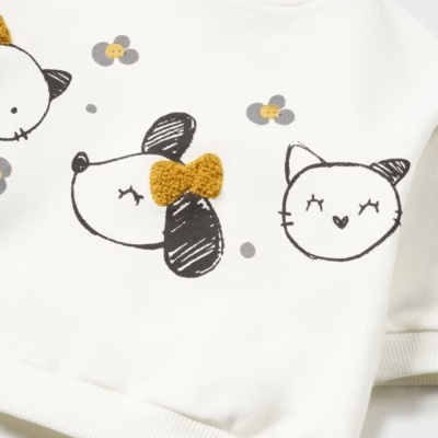 Camisola branca de bebé com desenhos de animais e laços amarelos