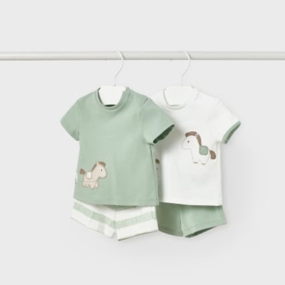 Dois conjuntos de roupa de bebé com t-shirts e calções, verde claro e branco, com aplicação de cavalo