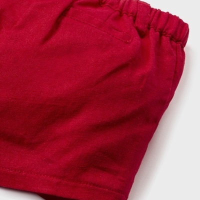 Detalhe de calças vermelhas com cintura elástica
