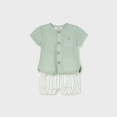 Conjunto de bebé com t-shirt verde e calções às riscas