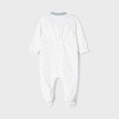 Macacão de bebé branco com padrões pequenos coloridos e gola verde clara, visto de costas