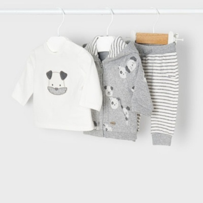 Conjunto infantil com camisola branca, casaco cinza com pandas e calças às riscas cinza e brancas.