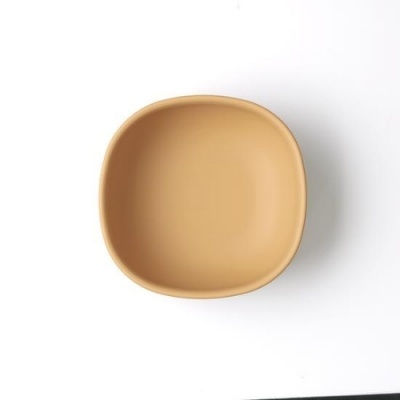 Prato quadrado bege em cerâmica sobre fundo branco