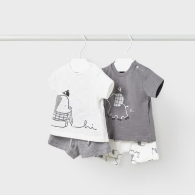Dois conjuntos de roupa de bebê para menino, com t-shirts e calções, um branco e cinzento, outro cinzento e branco com padrões de animais.