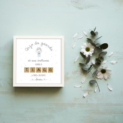 Quadro decorativo branco com texto e ilustração de anjo em fundo azul claro ao lado de flores brancas e folhas