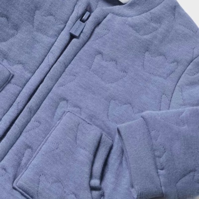 Camisola de malha azul com padrão de coroas e bolso frontal com etiqueta de couro.