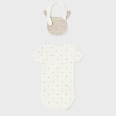 Babygrow branco com estrelas douradas e babete bege com orelhas