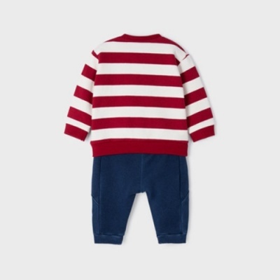 Conjunto de bebé com camisola riscada vermelha e branca e calças azuis