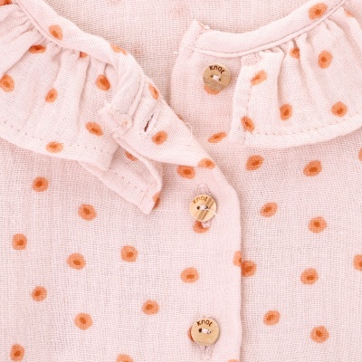 Peça de roupa rosa clara com bolinhas laranja e botões de madeira KNOT