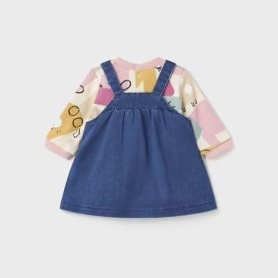 Vestido para bebé com saia de ganga azul escura e parte superior colorida.