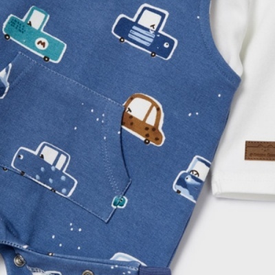 Roupa de bebé azul com padrão de carros e manga branca com etiqueta