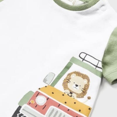Camisola infantil branca e verde com estampa de leão num carro colorido