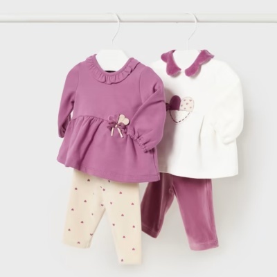 Conjuntos de roupa de bebé em roxo e branco pendurados em cabides