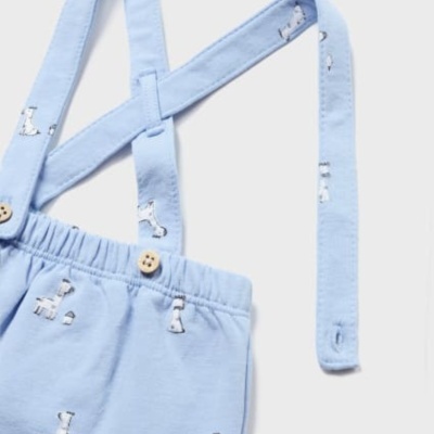 Calças de bebê azul claro com alças e estampado de cães pequenos