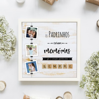 Quadro decorativo com fotos e texto em português sobre padrinhos e memórias