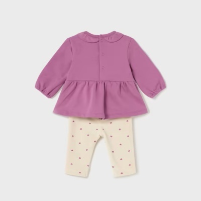 Conjunto de roupa de criança rosa e creme com padrão de corações