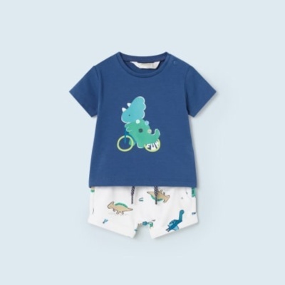 Conjunto de bebé com t-shirt azul e calções brancos com padrões de dinossauros