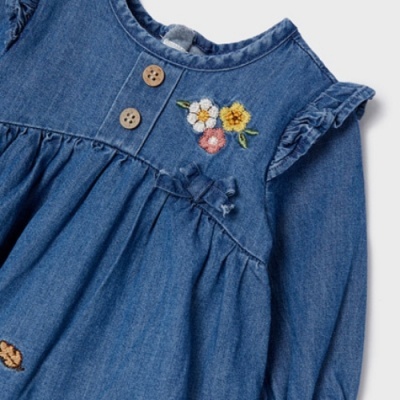 Vestido de criança em ganga azul com flores bordadas e botões de madeira