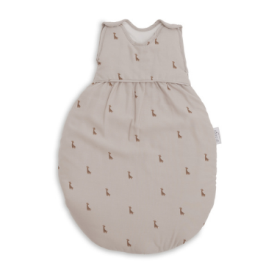 saco de dormir bege com padrões de girafas