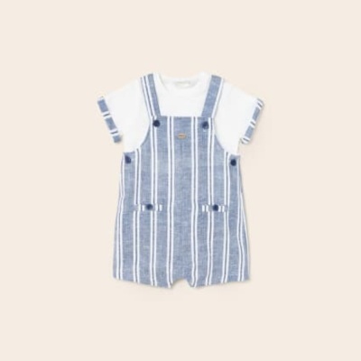 Conjunto bebé com camisola branca e macacão azul às riscas