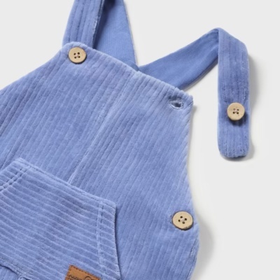 Macacão infantil de veludo cotelê azul com botões de madeira e bolso frontal