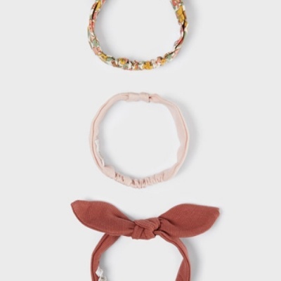 Três tiaras coloridas para cabelo em fundo branco