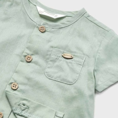 camisola verde claro de manga curta com botões castanhos e bolso no peito