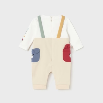 Macacão de bebé bege e branco com bolsos de ursinho coloridos e alças em fundo cinza