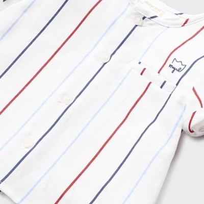 Camisola branca de malha com riscas coloridas e bolso com bordado